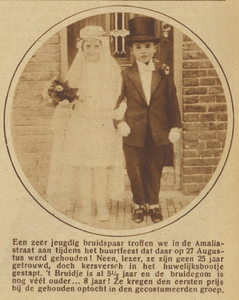871426 Portret van een zeer jeugdig bruidspaar tijdens het buurtfeest in de Amaliastraat te Utrecht, georganiseerd ter ...